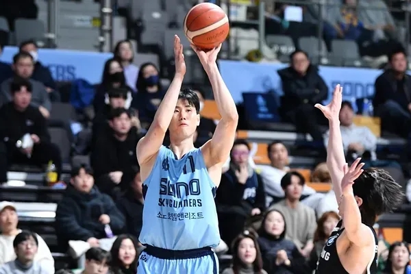 소노 김민욱