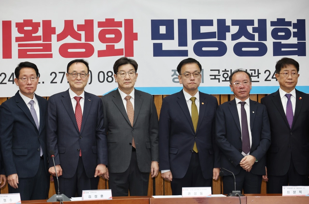 국민의힘 권성동 당 대표 권한대행 겸 원내대표, 최상목 경제부총리 겸 기획재정부 장관이 27일 오전 국회에서 열린 내수경기활성화 민당정협의회에 참석해 기념촬영하고 있다. 