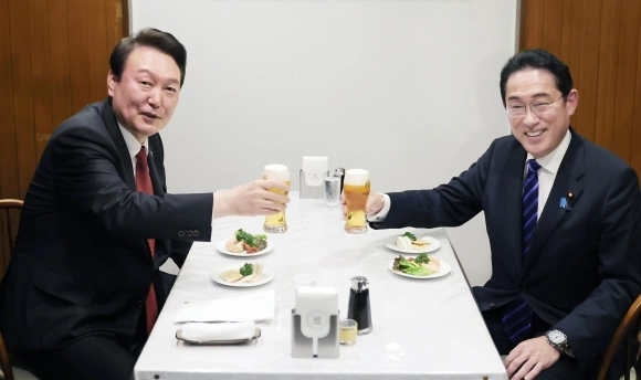 윤석열 대통령과 기시다 후미오 당시 일본 총리가 일본 도쿄 긴자의 오므라이스 노포에서 친교의 시간을 함께하며 생맥주로 건배하고 있다. / 연합뉴스