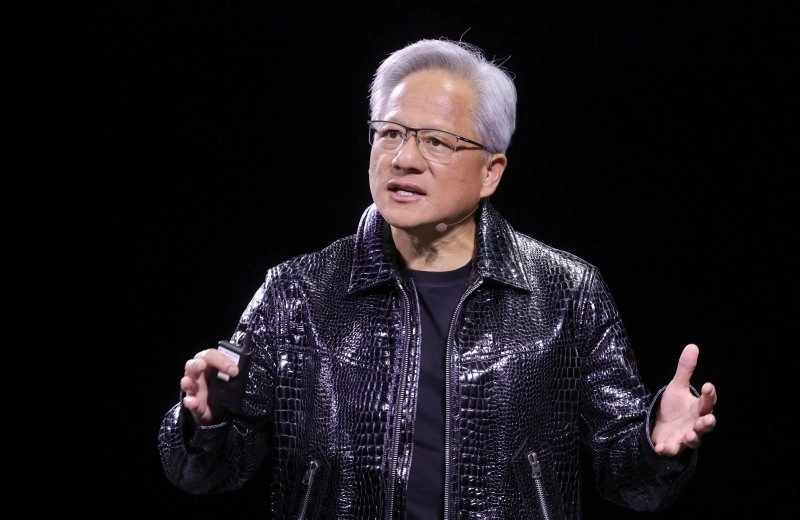 젠슨 황 엔비디아 최고경영자(CEO)가 6일(현지시간) 미국 네바다주 라스베이거스의 CES 2025 행사에서 연설하고 있다. 황 CEO가 양자컴퓨터 실용화는 15~30년은 돼야 가능하다고 밝히면서 8일 양자컴퓨터 종목들의 주가가 반 토막이 났다. / 연합뉴스