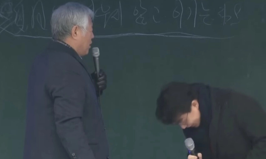 윤상현 국민의힘 의원이 지난 5일 서울 용산구 한남동 대통령 관저 앞에서 전광훈 사랑제일교회 목사가 연 윤석열 대통령 탄핵 반대 집회에 나와 전 목사에게 90도로 고개를 숙여 인사하고 있다. / 유튜브 ‘전광훈TV’