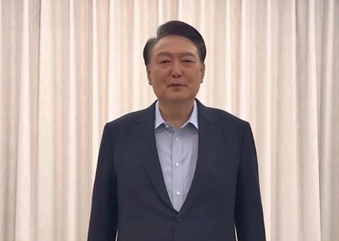 윤석열 대통령이 고위공직자범죄수사처와 경찰이 체포영장 재집행에 나선 15일 관저에서 촬영된 것으로 보이는 영상을 통해 '국민께 드리는 말씀'을 발표하고 있다. / 대통령실