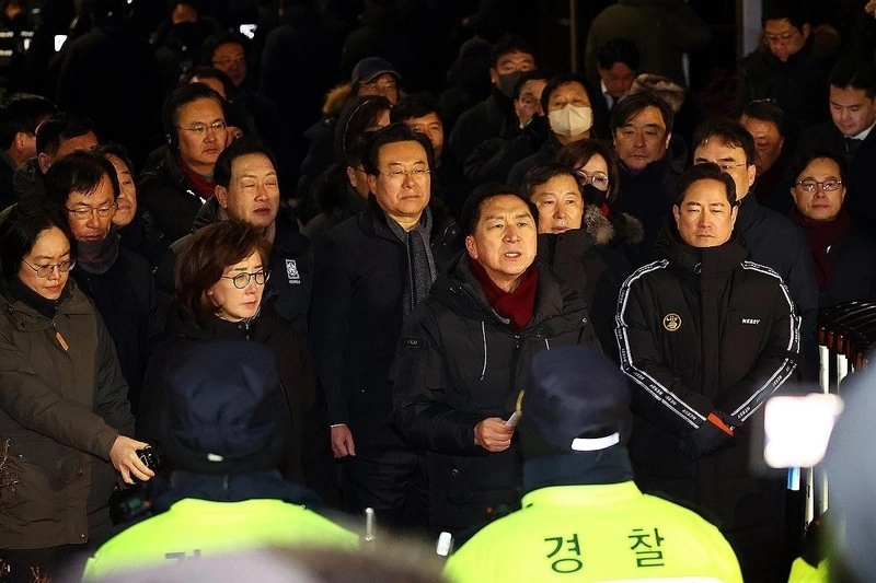 고위공직자범죄수사처(공수처)가 윤석열 대통령 2차 체포영장 집행에 나설 것으로 전망되는 가운데 15일 오전 서울 용산구 한남동 대통령 관저 앞에 윤상현 국민의힘 의원을 비롯한 당직자들이 집결해 있다. / 연합뉴스