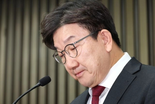 국민의힘 권성동 원내대표가 16일 국회에서 열린 비상 의원총회에서 발언을 하던 중 윤석열 대통령을 언급하며 목이 멘 듯 잠시 발언을 멈추고 있다. / 연합뉴스
