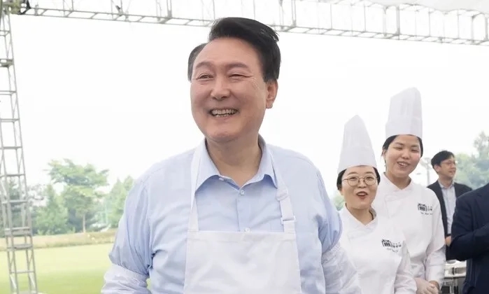 윤석열 대통령이 2024년 5월24일 서울 용산 대통령실 청사 잔디마당에서 열린 대통령의 저녁 초대 출입기자단 초청 만찬 간담회에서 계란말이를 만들고 있다. / 대통령실