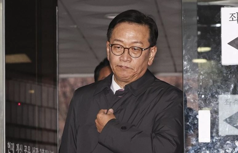윤석열 대통령이 체포적부심사에 불출석한 16일 오후 서울 서초구 중앙지방법원에서 윤석열 대통령 측 석동현 변호사가 법정으로 향하고 있다. / 공동취재