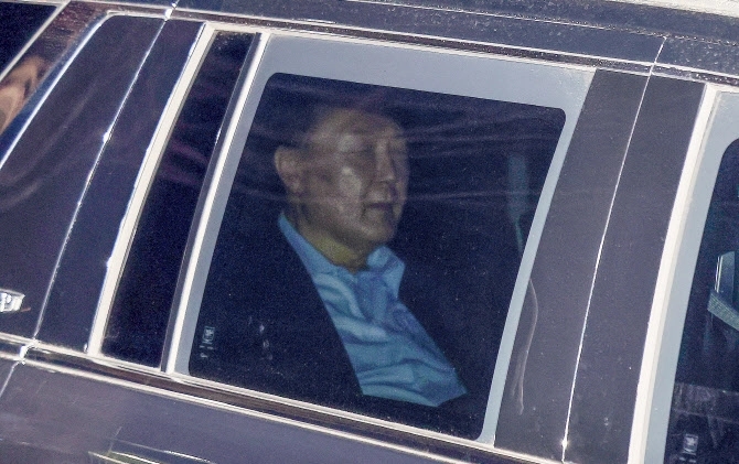 내란 우두머리와 직권남용 권리행사 방해 혐의를 받는 윤석열 대통령이 15일 오후 고위공직자범죄수사처의 조사를 마친 뒤 차량에 탑승해 경기도 의왕시 서울구치소로 향하고 있다. / 공동취재