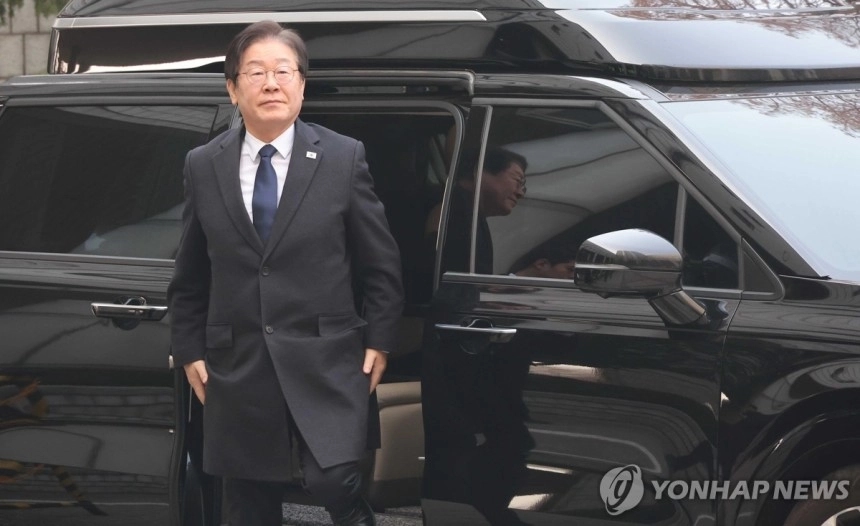 더불어민주당 이재명 대표가 21일 서울 서초구 서울중앙지법에서 열린 '대장동 배임·성남FC 뇌물' 관련 1심 속행 공판에 출석하기 위해 차에서 내리고 있다. / 연합뉴스