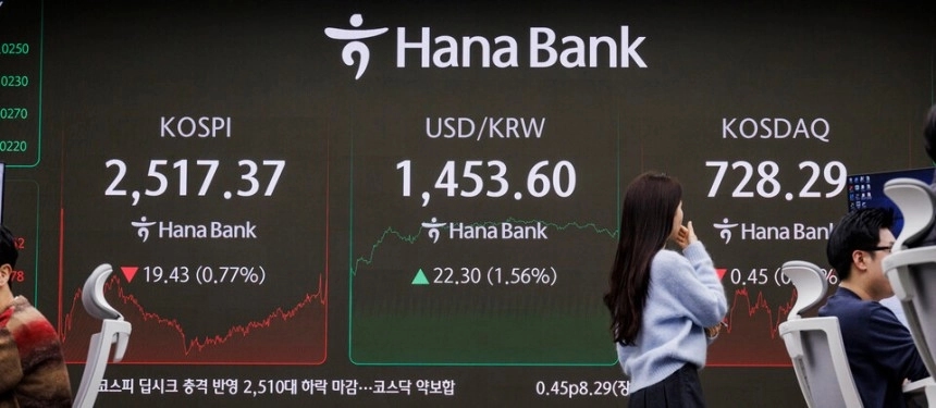 31일 오후 서울 중구 하나은행 본점 딜링룸에 이날 거래를 마감한 코스피와 코스닥, 원-달러 환율이 표시돼 있다. / 연합뉴스