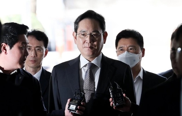 이재용 삼성전자 회장이 25일 오후 서울 서초구 서울중앙지방법원에서 열린 삼성 부당 합병 혐의 관련 2심 공판에 출석하고 있다. / 연합뉴스