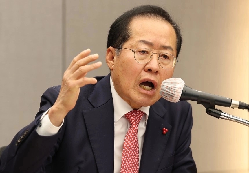 홍준표 대구시장이 26일 오후 대구 북구 대구시청 산격청사에서 열린 송년 기자간담회에서 질문에 답변하고 있다. / 연합뉴스