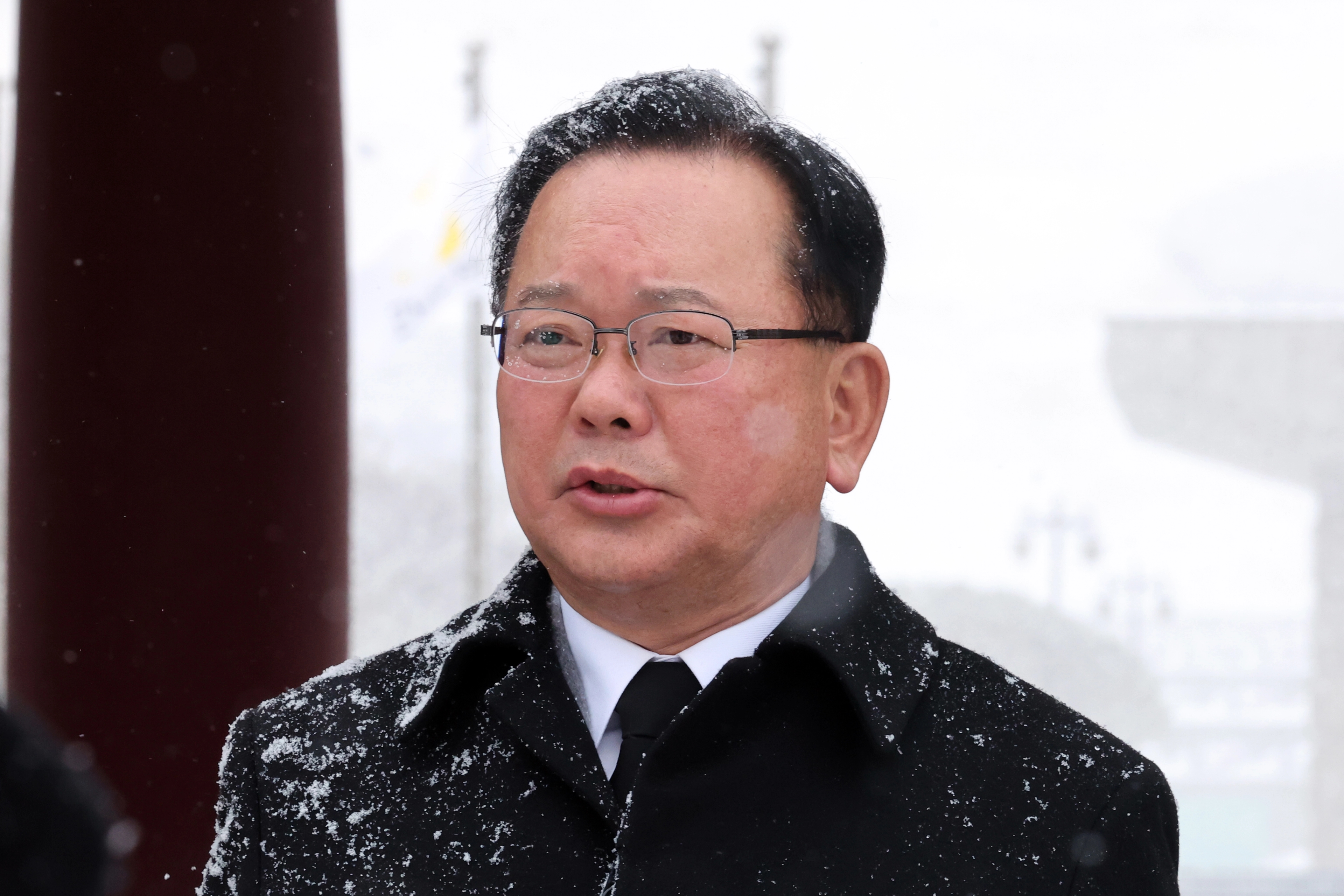 7일 김부겸 전 국무총리가 광주 북구 운정동 국립5.18민주묘지를 찾아 취재진의 질문에 답하고 있다. / 연합뉴스 