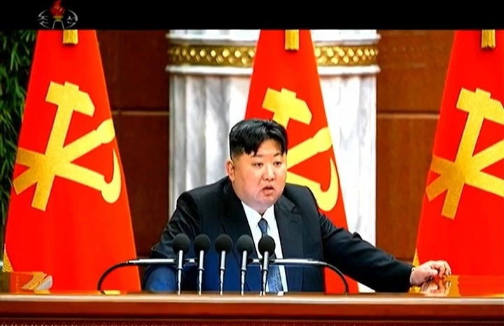 북한 김정은 국무위원장이 지난 23일부터 27일까지 노동당 중앙위위원회 제8기 제11차 전원회의를 주재하고 "최강경 대미 대응전략 천명"하고 내각총리를 박태성으로 임명하는 등 중요간부들을 교체했다고 조선중앙통신이 29일 보도했다. / 조선중앙통신 TV 캡처