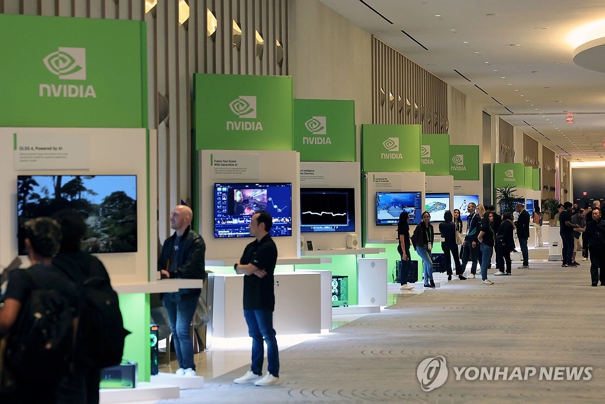 엔비디아 부스를 돌아보는 관람객들 / 연합뉴스