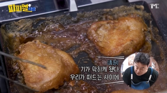 지난해 7월 유튜브 채널 ‘백종원’에 올라왔던 ‘빽쿡 치킨 스테이크 밀키트’ 홍보성 영상 속 백종원 더본코리아 대표의 발언 등이 재조명되며 제품의 원산지와 가격 등이 뒤늦게 온라인상에서 논란이 되고 있다. / 유튜브 채널 ‘백종원’ 