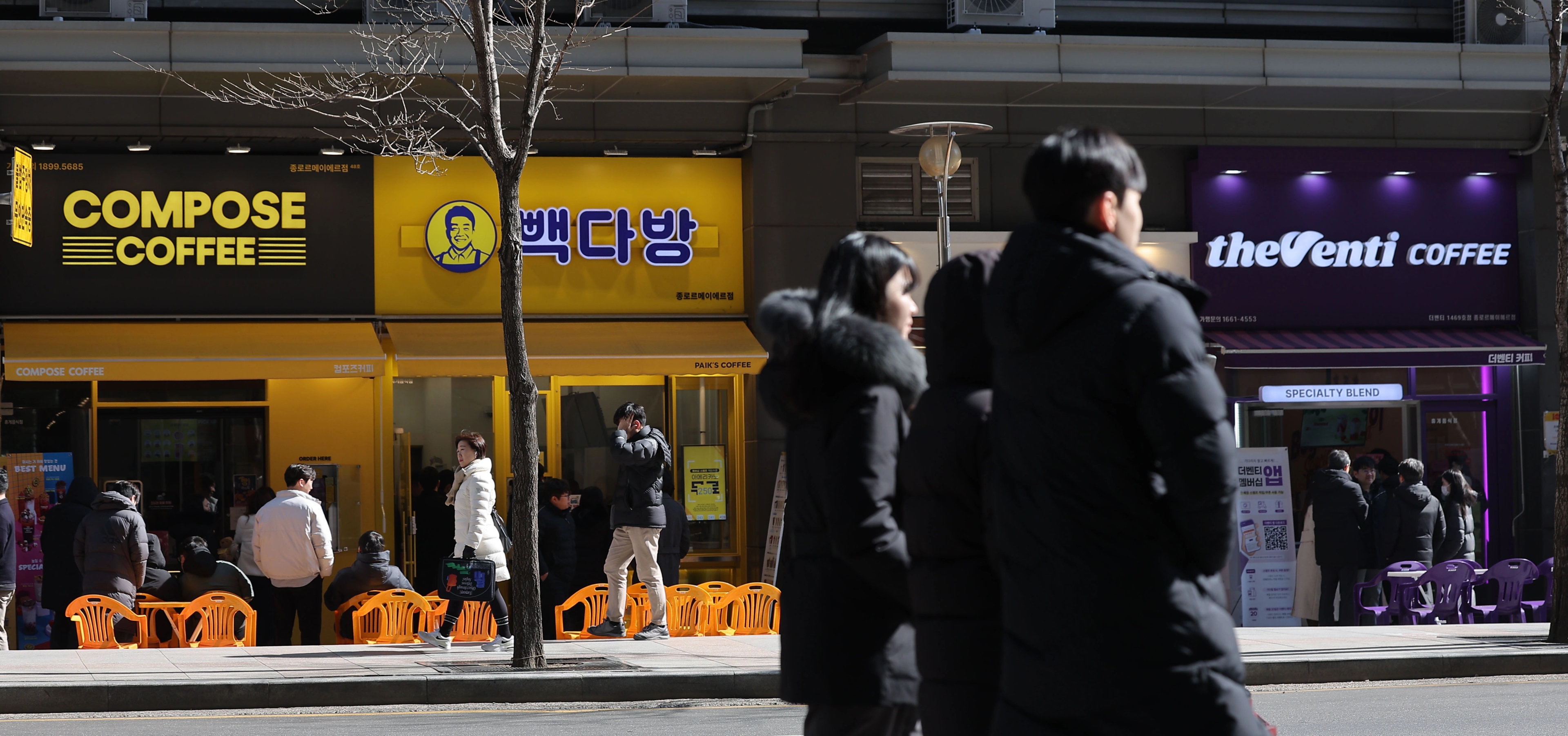 원두 가격 상승에 따라 커피 전문점의 가격 인상이 잇따르는 가운데 21일 저가 커피 판매점이 밀집한 서울 종로구의 한 상가 앞으로 시민들이 걸어가고 있다. / 연합뉴스
