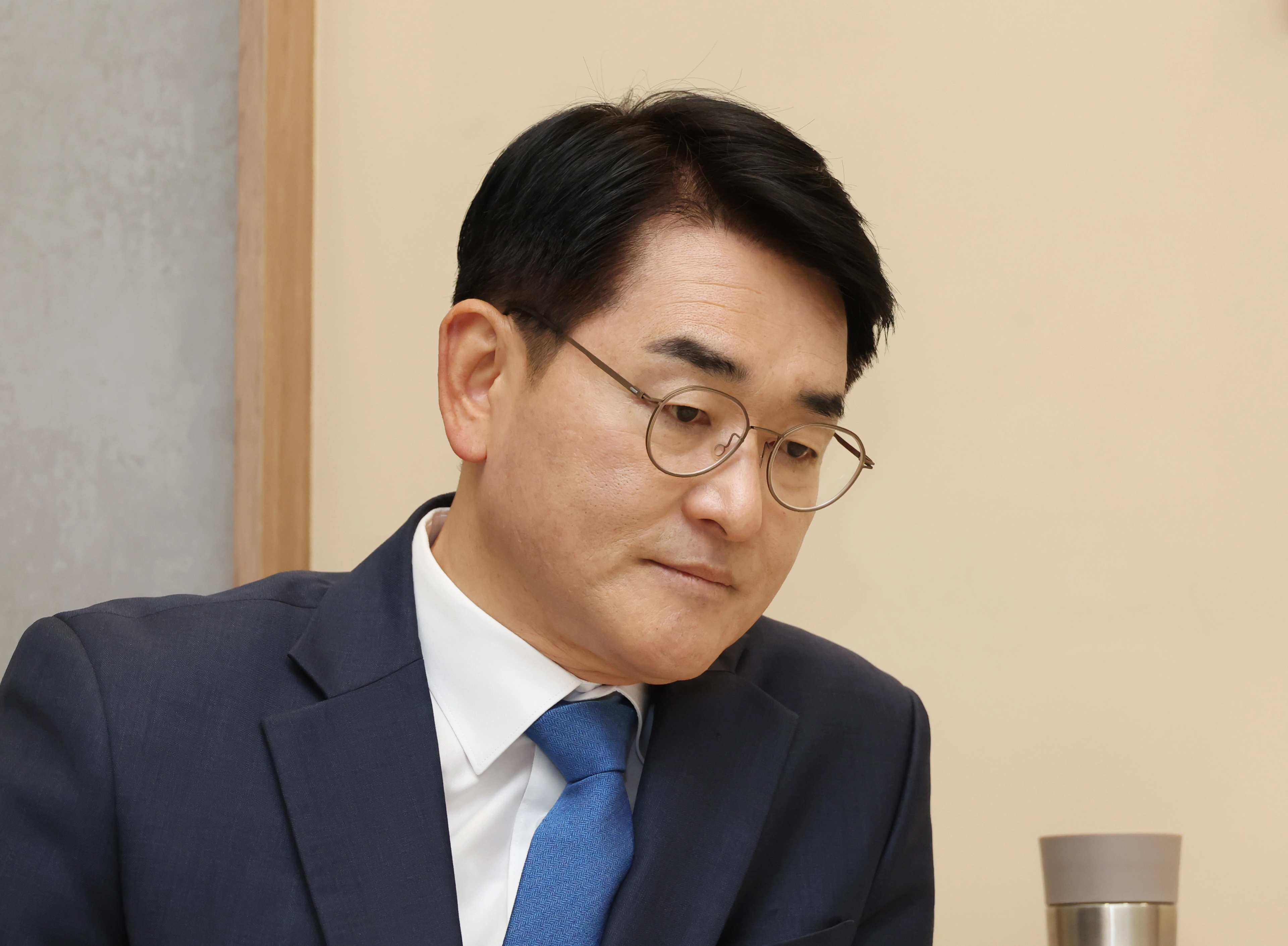 이재명 대표와 회동을 기다리는 박용진 전 의원. / 연합뉴스