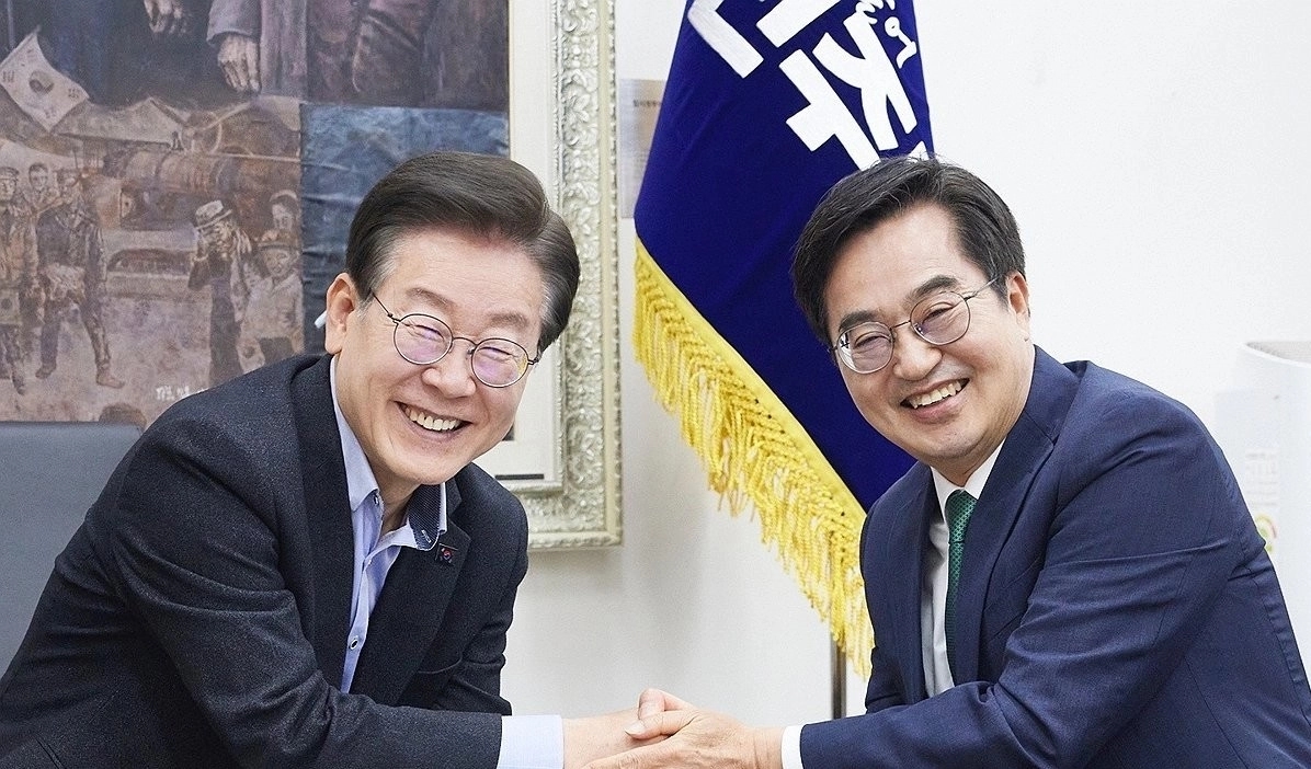 김동연 경기도지사가 지난해 서울 여의도 국회 더불어민주당 대표실에서 이재명 대표를 만나 악수하며 기념 촬영을 하고 있다. / 연합뉴스