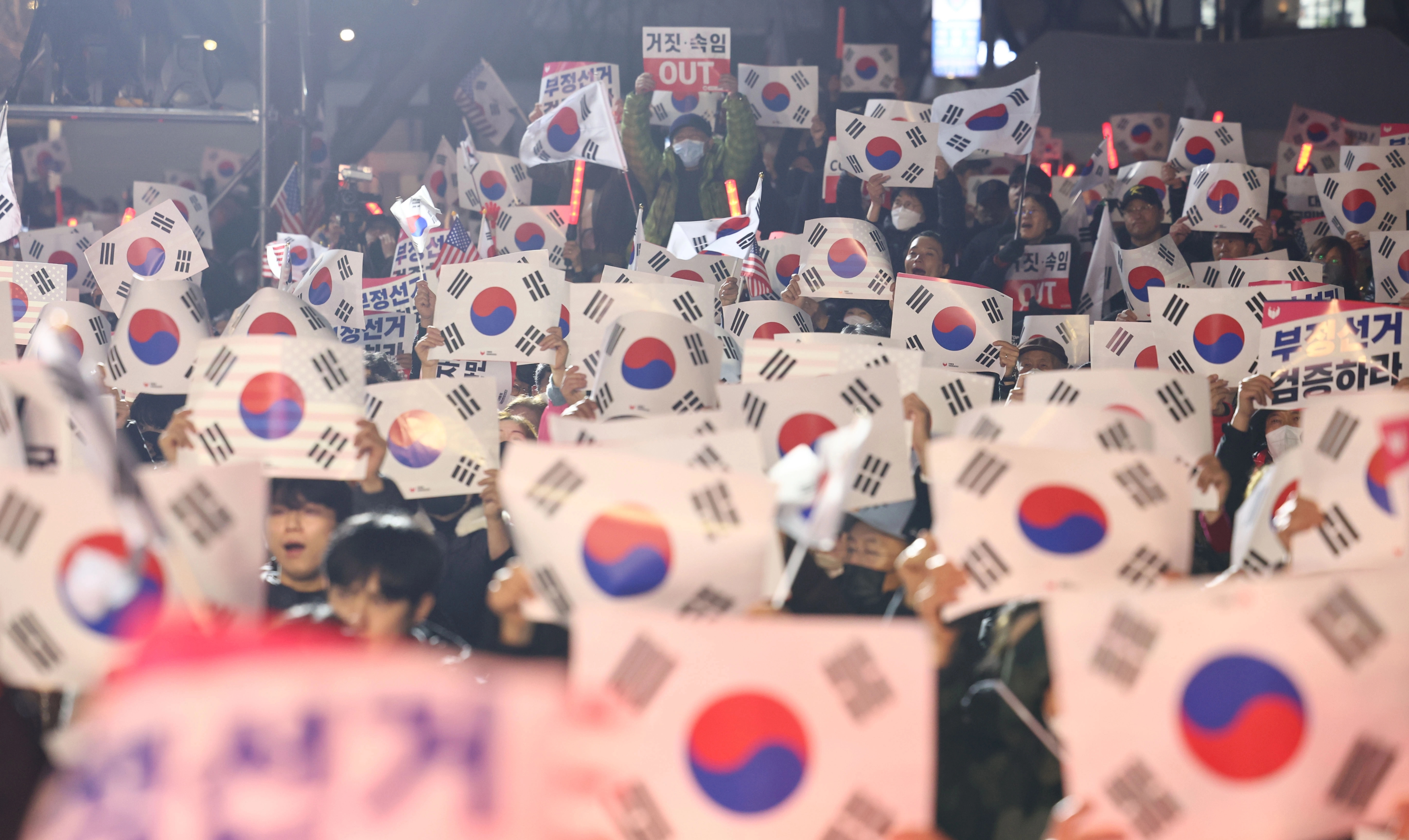 지난달 28일 서울 종로구 동화면세점 앞에서 대통령국민변호인단 주최로 열린 3.1절 전야집회 청년 만민공동회에서 참석자들이 구호를 외치고 있다. / 연합뉴스