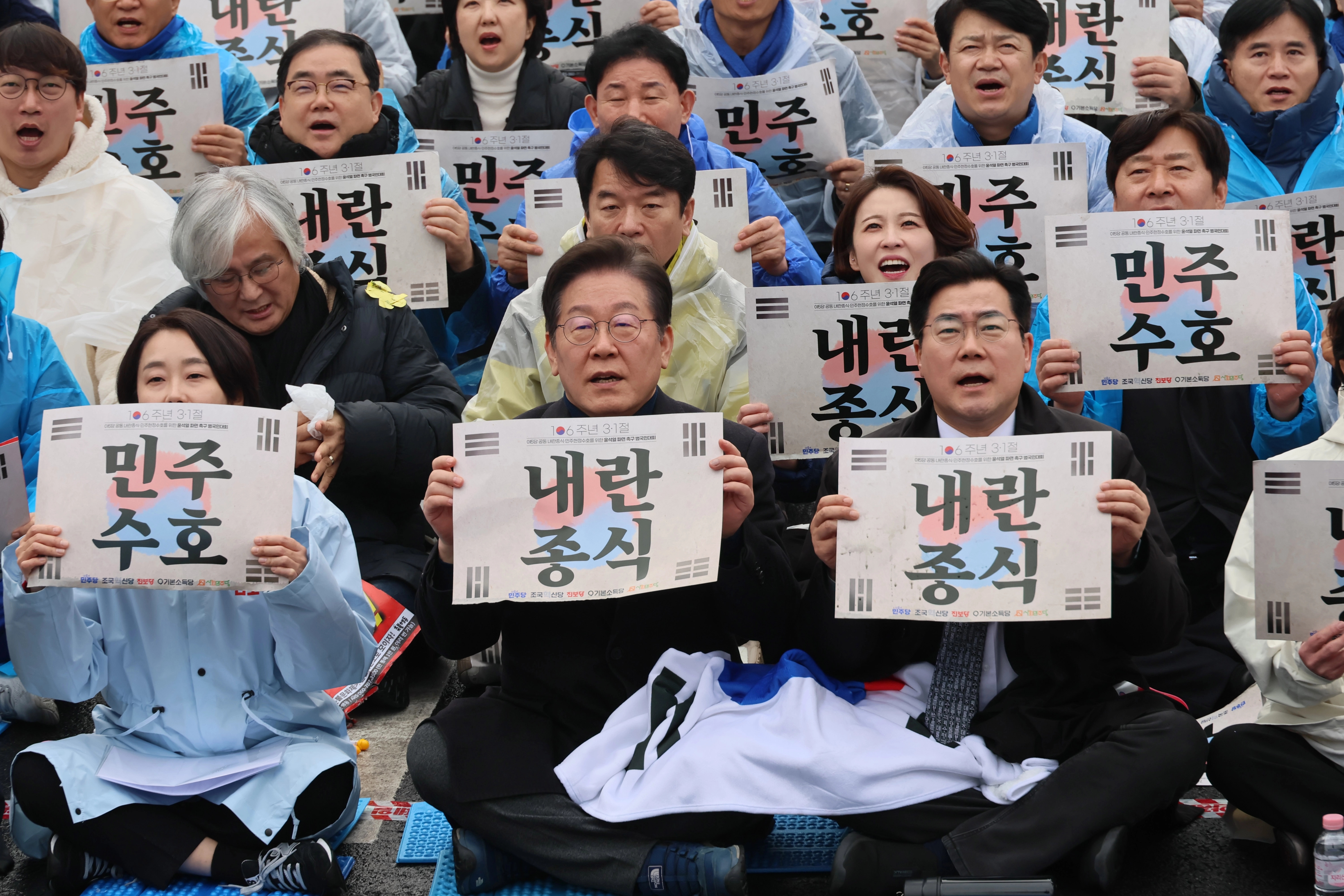 더불어민주당 이재명 대표가 1일 서울 종로구 안국동 사거리에서 열린 '야 5당 공동 내란종식·민주헌정수호를 위한 윤석열 파면 촉구 범국민대회'에서 참가자들과 함께 구호를 외치고 있다. / 연합뉴스