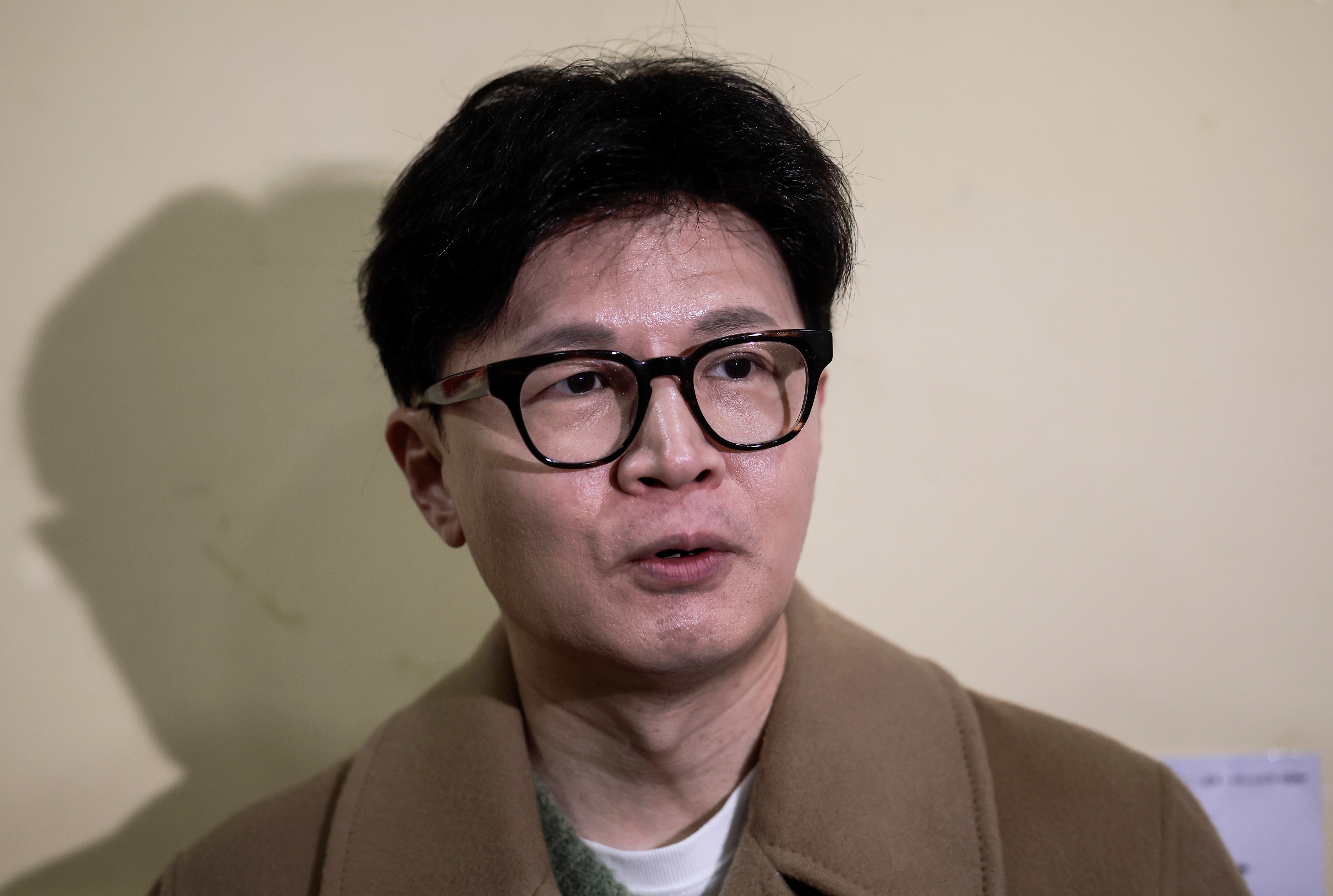 두 달여 만에 공개 행보에 나선 국민의힘 한동훈 전 대표가 2일 오후 서울 종로구 대학로 한 극장에서 제2연평해전을 다룬 연극 '바다는 비에 젖지 않는다'를 관람하기 앞서 발언하고 있다. / 연합뉴스 