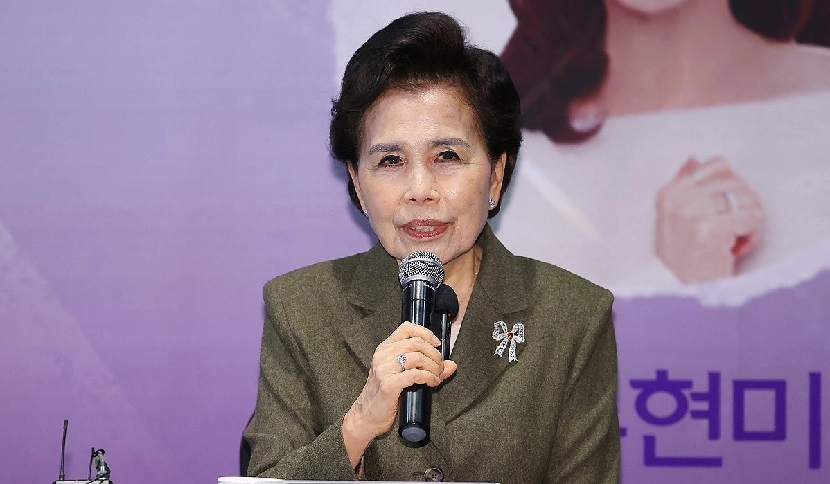 가수 이미자가 5일 오후 서울 마포구 스탠포드 호텔에서 열린 전통가요 헌정 공연 '맥을 이음' 기자간담회에서 질문에 답하고 있다. / 연합뉴스