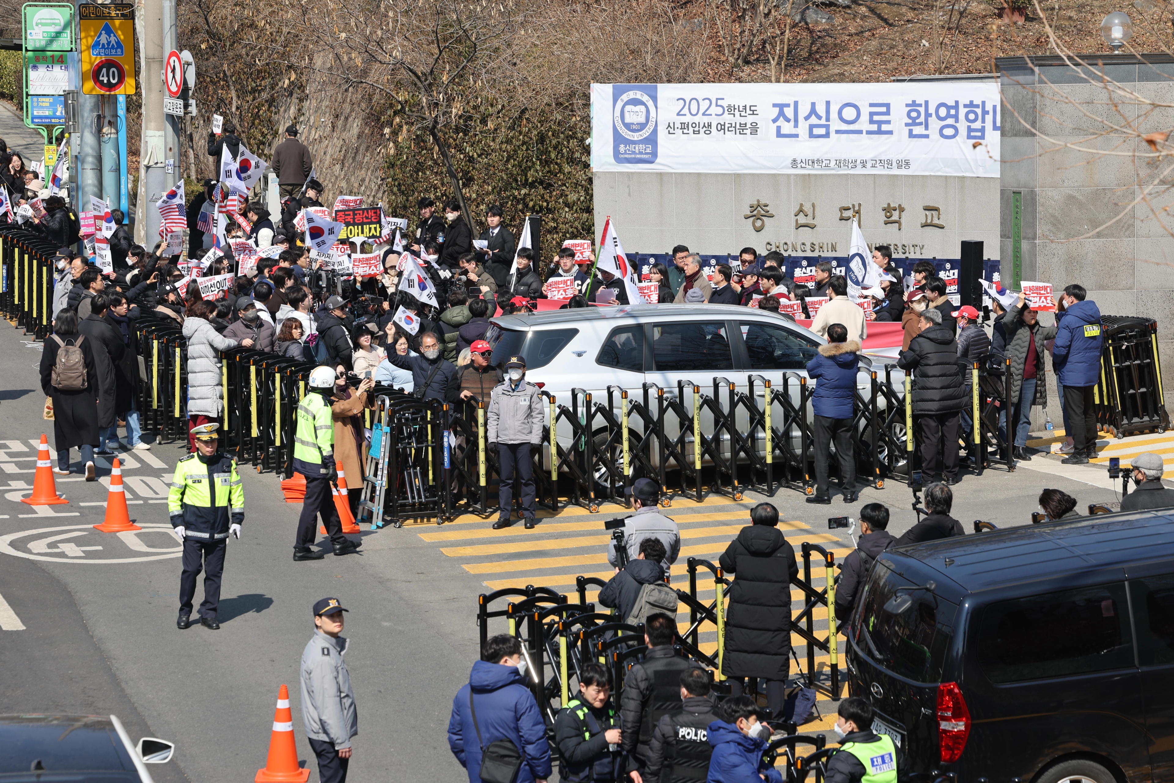  6일 서울 동작구 총신대학교 앞에서 윤석열 대통령 탄핵 찬반 집회가 열리고 있다. / 연합뉴스