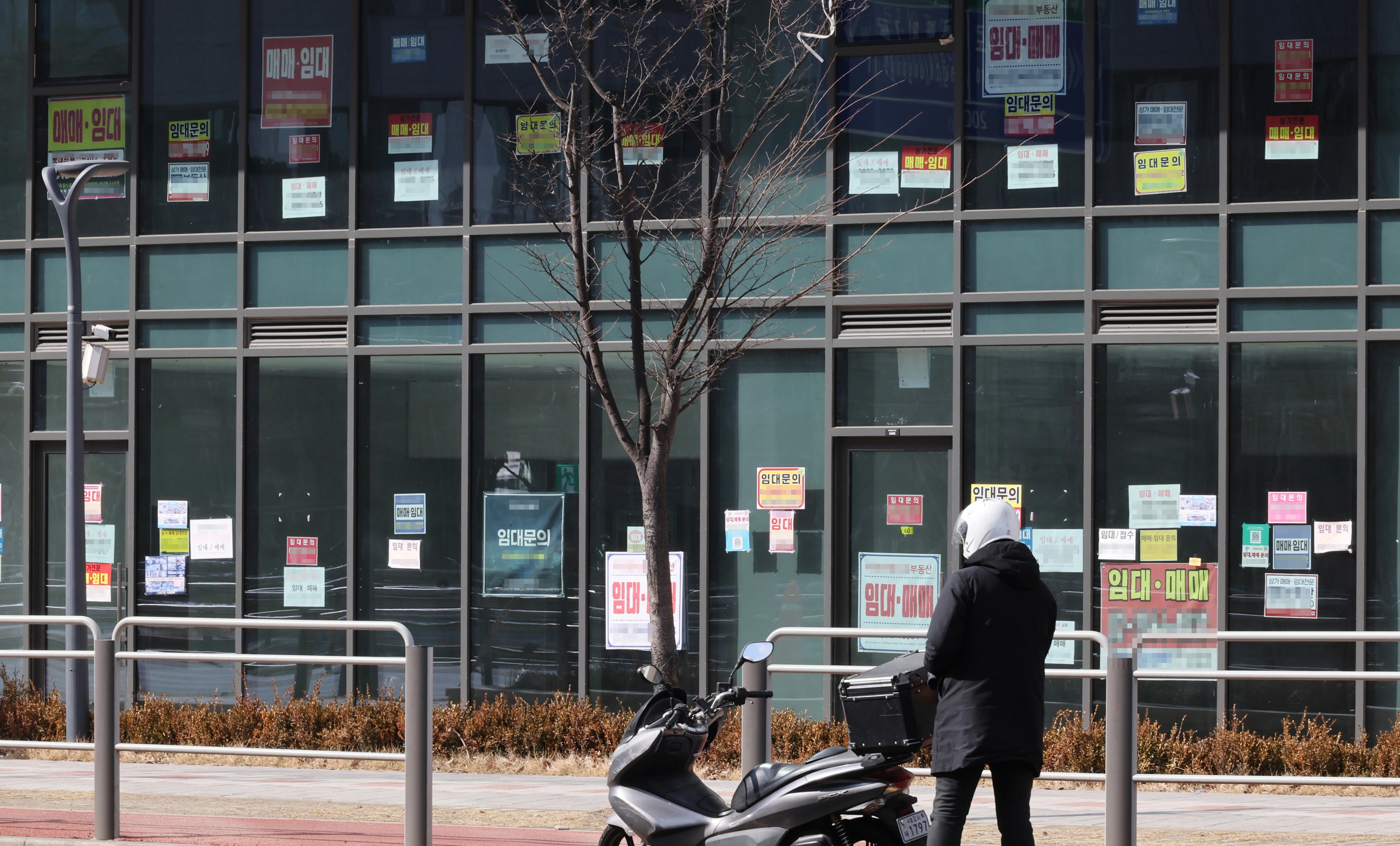 25일 서울 한 건물 상가에임대 광고가 붙어 있는 모습. 한편 한국경제인협회가 자영업자 500명을 설문 조사한 결과 지난해 자영업자들의 매출, 순이익 등 사업 실적이 크게 악화됐다는 분석이 나왔다. / 연합뉴스