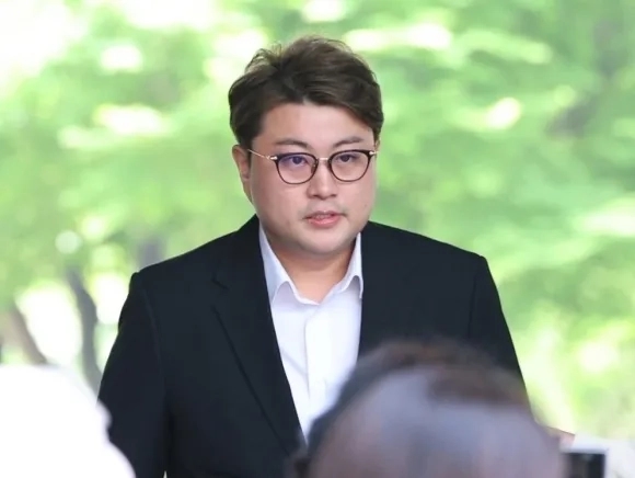 음주 뺑소니 혐의를 받는 가수 김호중이 지난해 5월 서울 서초구 서울중앙지법에서 열린 영장실질심사(구속 전 피의자심문)에 출석하고 있다. / 공동취재