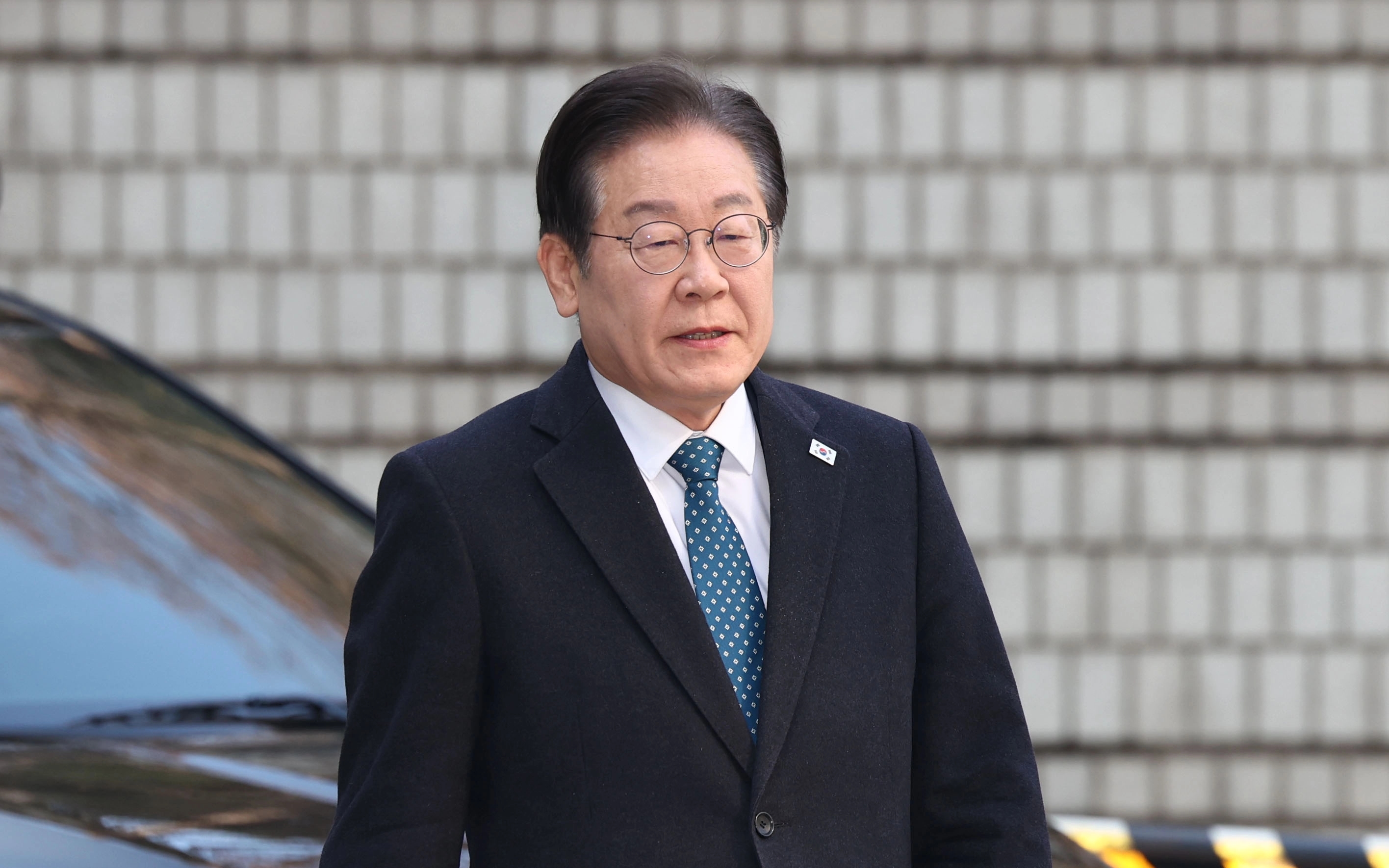 더불어민주당 이재명 대표가 11일 오전 서울 서초구 서울중앙지방법원에서 열린 대장동·백현동·위례신도시 개발 비리 및 성남FC 후원금 의혹 사건 1심 속행공판에 출석하기 위해 법정으로 향하고 있다. / 연합뉴스