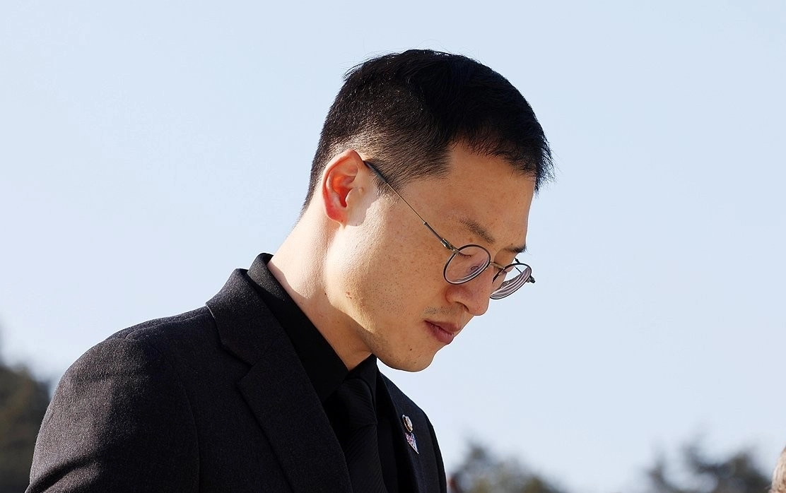 광주 북구 국립 5·18 민주묘지에서 국민의힘 김상욱 의원이 참배하고 있다. / 연합뉴스