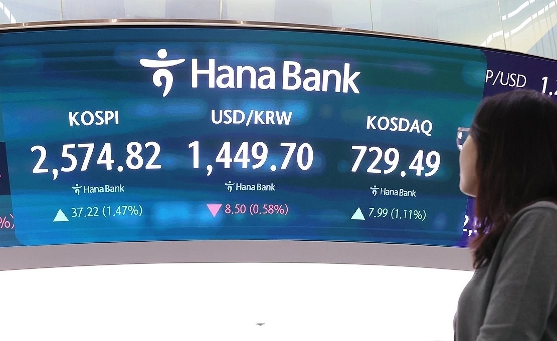 서울 중구 하나은행 본점 딜링룸 현황판에 코스피, 원/달러 환율, 코스닥 지수가 표시돼 있다. / 연합뉴스