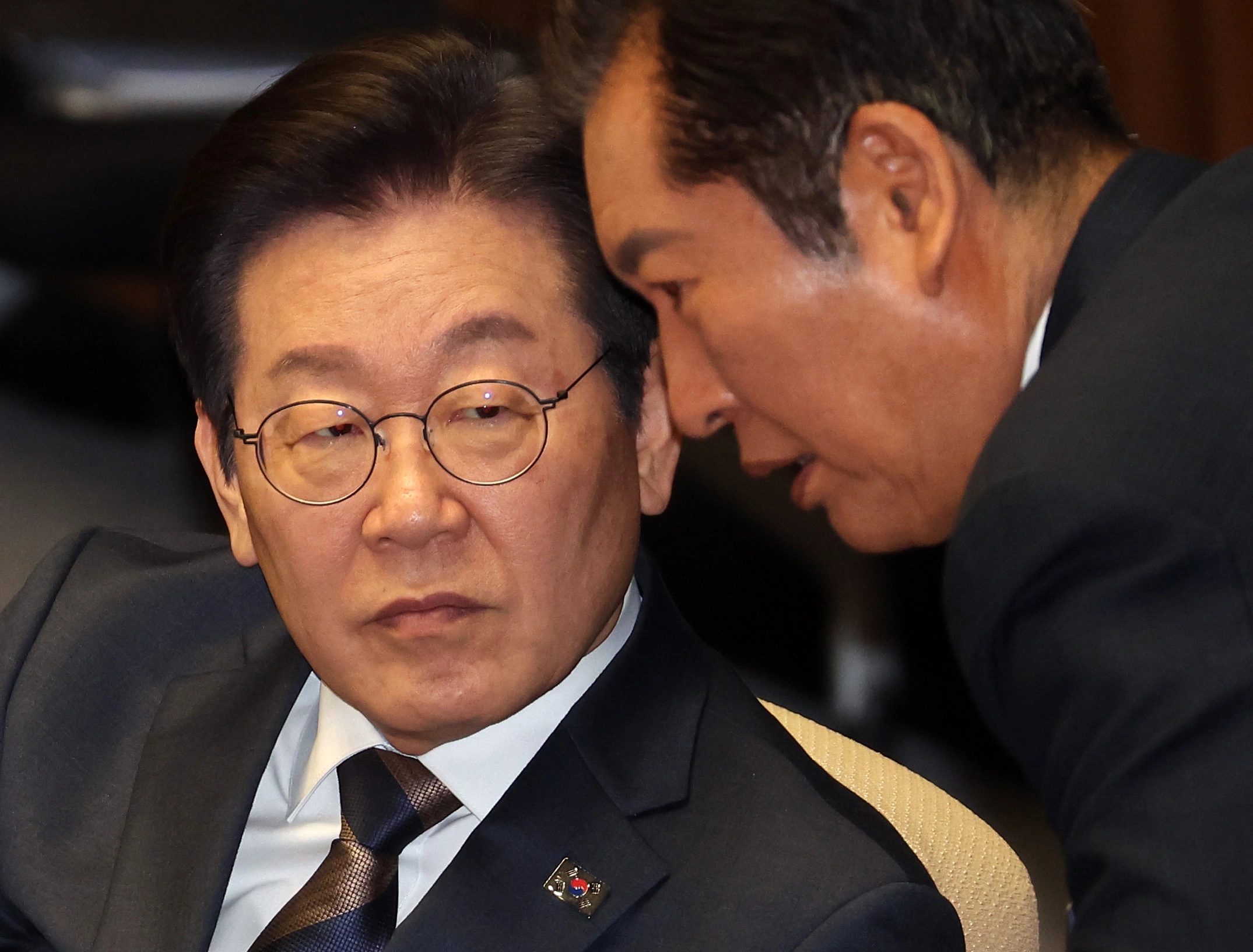 더불어민주당 이재명 대표가 13일 국회 본회의에서 정청래 의원과 대화하고 있다. / 연합뉴스