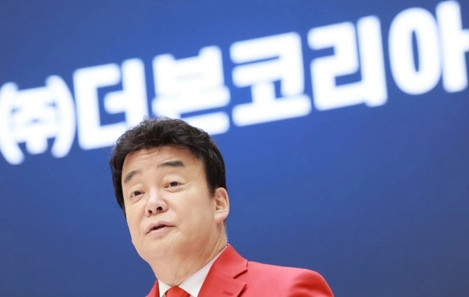 백종원 더본코리아 대표가 6일 오전 서울 영등포구 여의도 한국거래소 홍보관에서 열린 더본코리아 코스피 상장 기념식에 참석해 소감을 밝히고 있다. / 연합뉴스