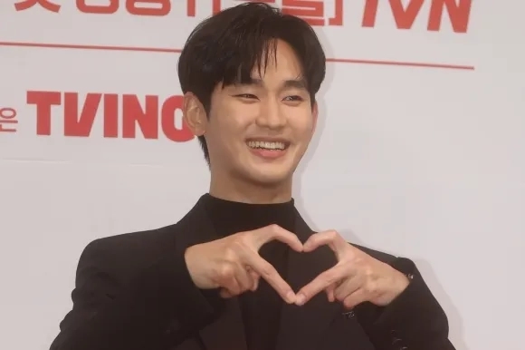 배우 김수현이 지난해 드라마 ‘눈물의 여왕’ 제작발표회에서 포즈를 취하는 모습. / 연합뉴스