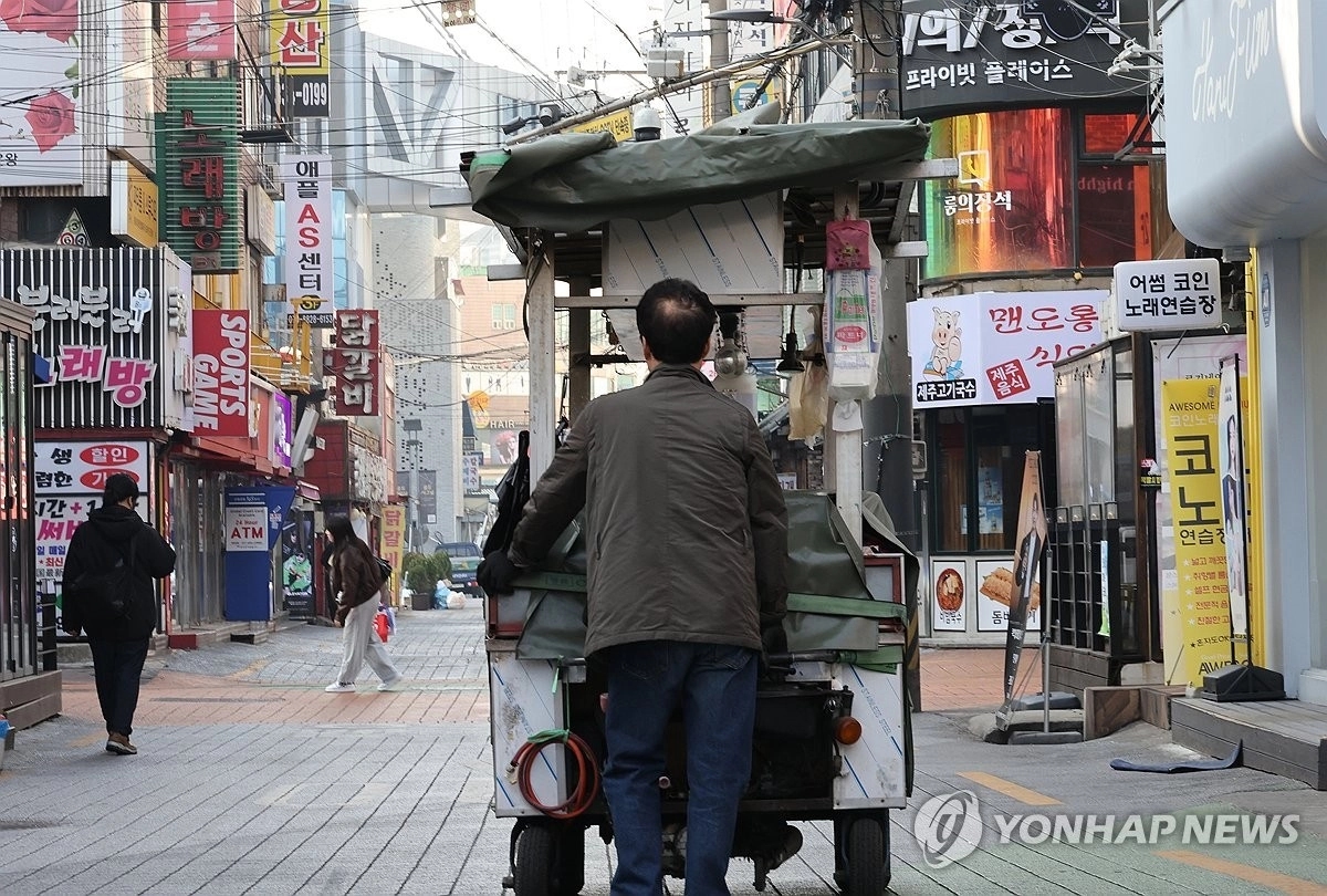 물가 상승과 소비 심리 위축에 따라 외식업 경기가 갈수록 악화하면서 자영업자들의 시름이 깊어지고 있다. / 연합뉴스
