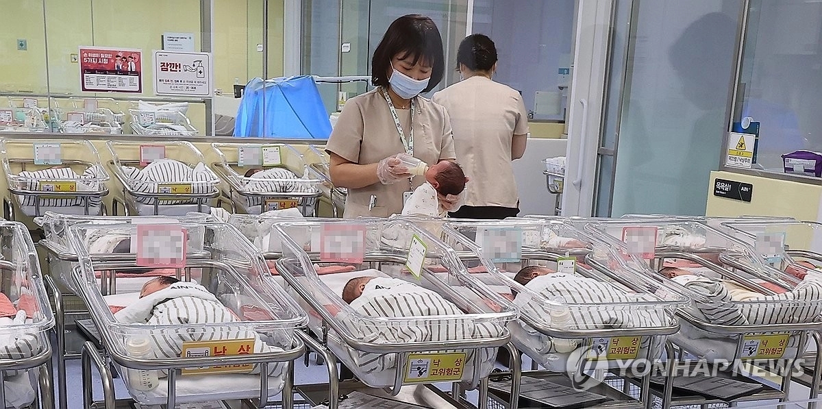 인천 미추홀구 아인병원에서 의료진이 신생아들을 보살피고 있다. / 연합뉴스