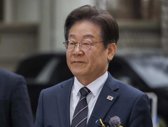이재명 더불어민주당 대표가 25일 서울 서초구 서울중앙지법에서 열린 '대장동·위례·백현동·성남FC 사건' 1심 공판에 출석하고 있다. 이 대표는 26일 향후 정치적 명운을 가를 공직선거법 위반 사건의 항소심 판결을 앞두고 있다. / 연합뉴스