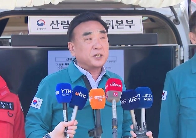 산불 브리핑 중인 김두겸 울산시장./ 연합뉴스TV 