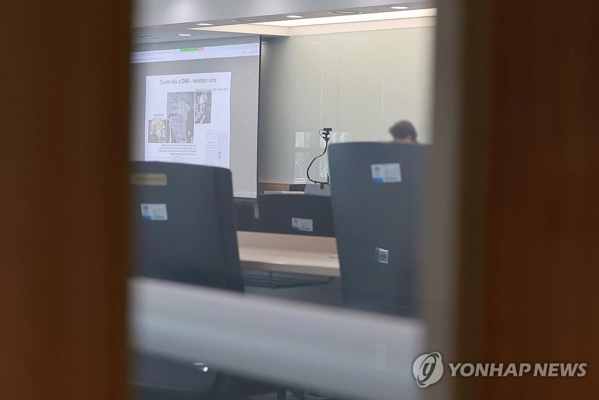 전국 대부분 의과대학으로 의대생들이 복귀한 가운데 1일 서울 시내 한 의대 강의실에서 교수가 온라인 강의를 진행하고 있다. / 연합뉴스