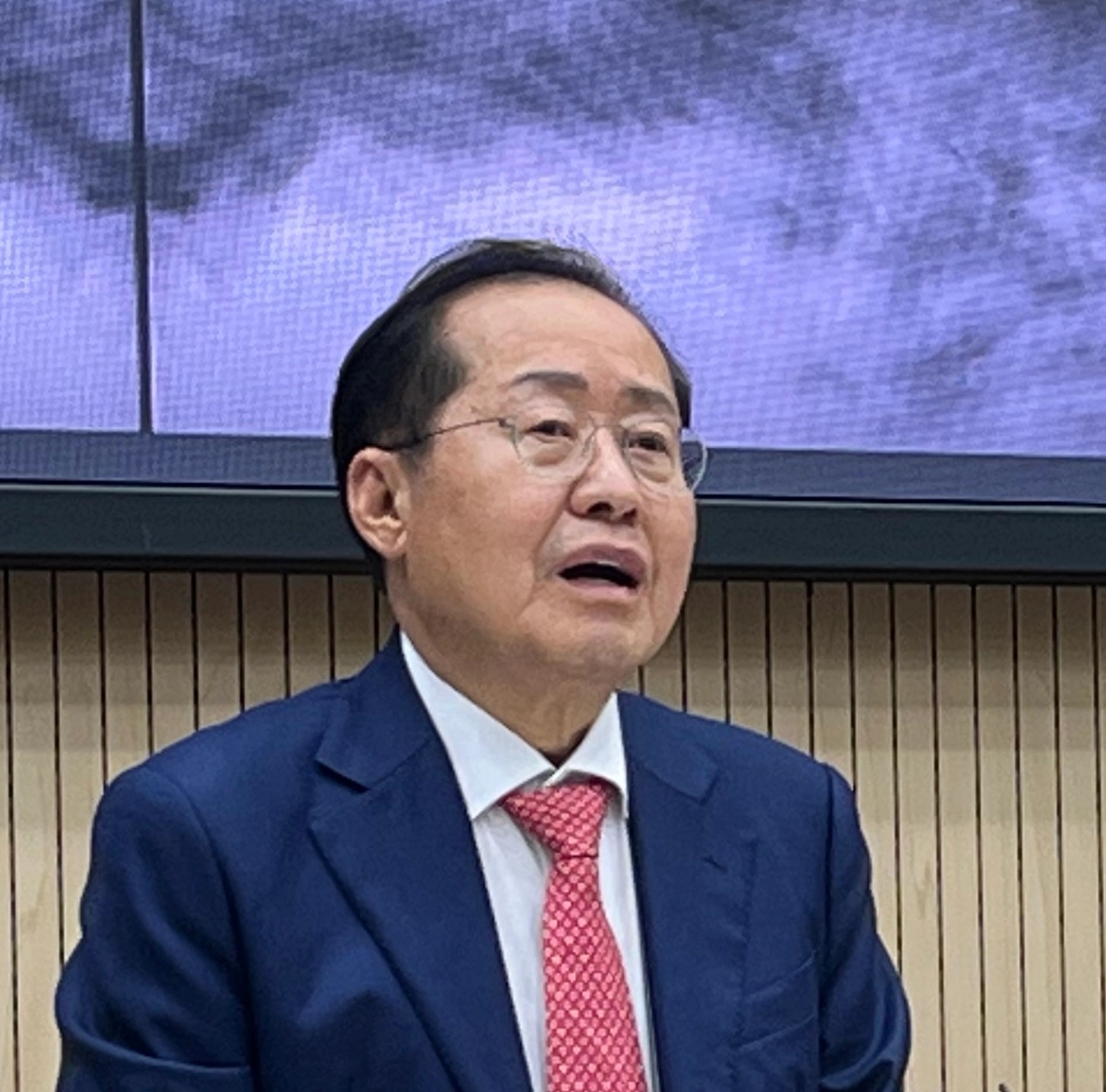 홍준표 대구시장이 19일 서울 관악구 서울대학교에서 '한국 정치의 미래를 묻다'를 주제로 강연하고 있다. / 연합뉴스