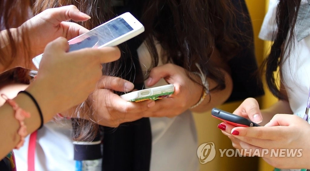 스마트폰 삼매경에 빠진 청소년들. / 연합뉴스