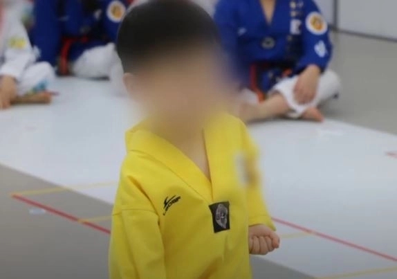 경기도 양주의 한 태권도장 관장에게 학대당해 의식불명에 빠졌던 4세 아이가 끝내 사망했다. 사진은 피해아동. / KBS 보도화면 캡처
