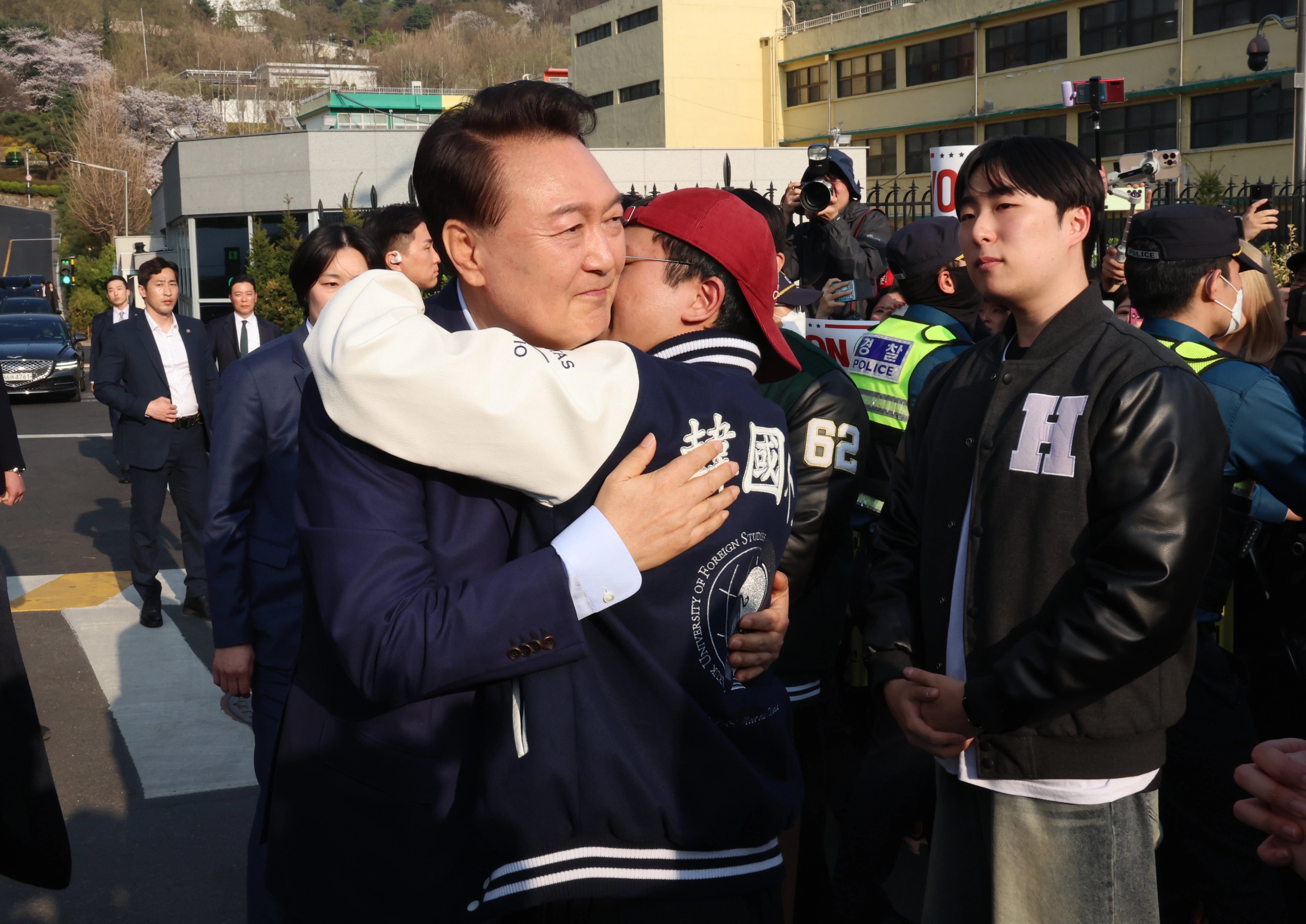 윤석열 전 대통령이 11일 오후 서울 용산구 한남동 대통령 관저를 떠나기 앞서 정문 앞에서 지지자들과 인사를 나누고 있다. [사진=공동취재]