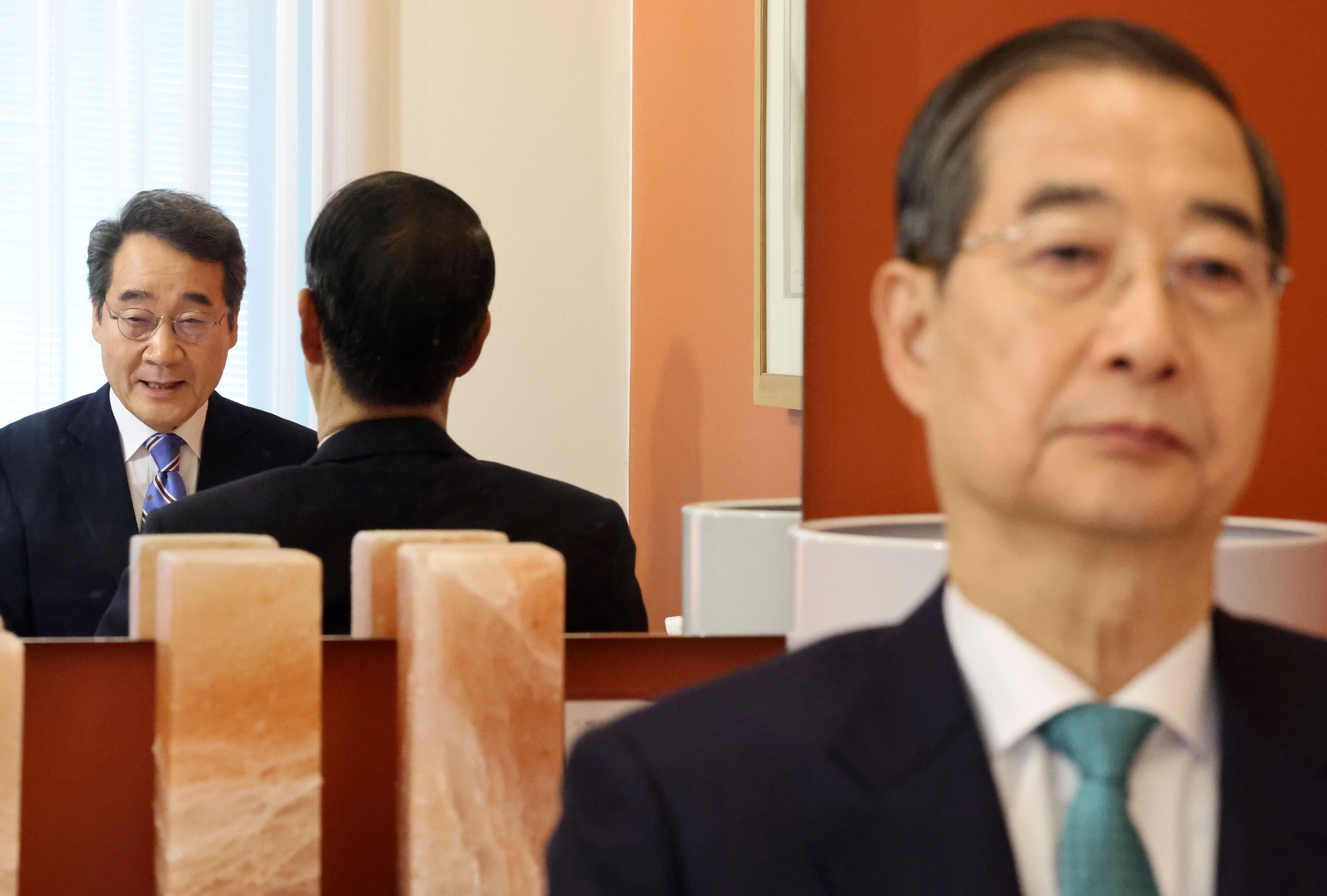  6일 서울 중구 컨퍼런스하우스달개비에서 무소속 한덕수 대선 예비후보와 이낙연 전 국무총리가 오찬 회동을 하고 있다. / 연합뉴스