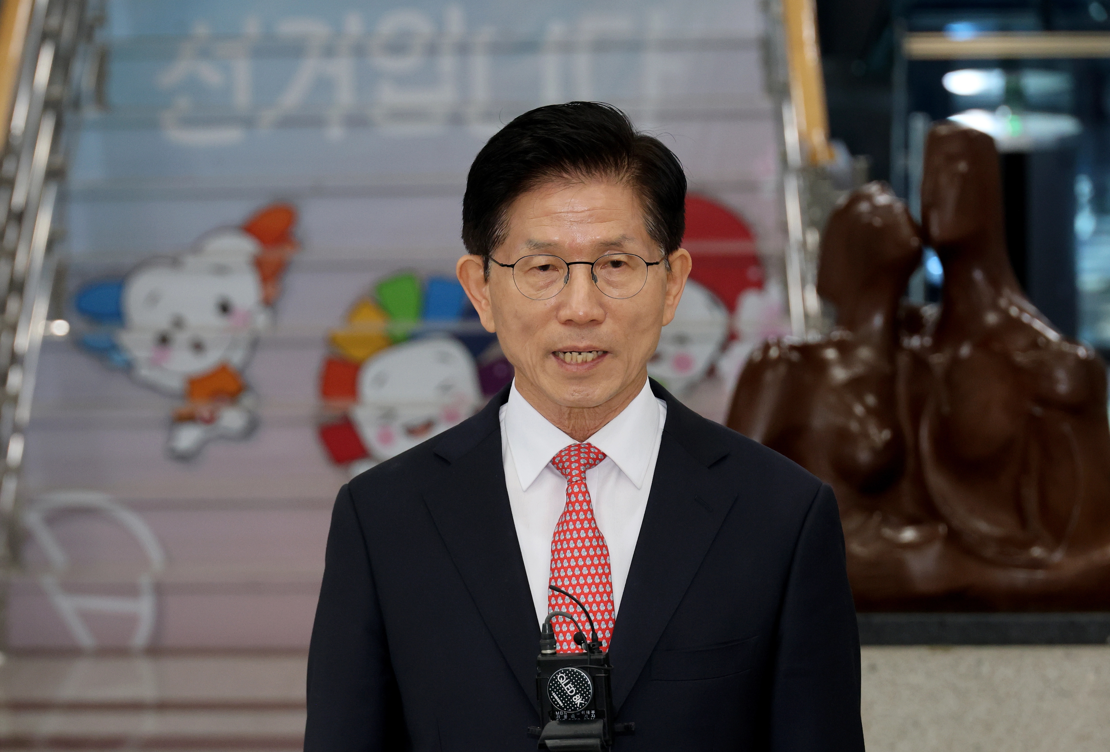 국민의힘 김문수 대선 후보가 11일 경기도 과천 중앙선거관리위원회에서 제21대 대통령선거 후보 등록 후 취재진 질문에 답하고 있다. / 연합뉴스