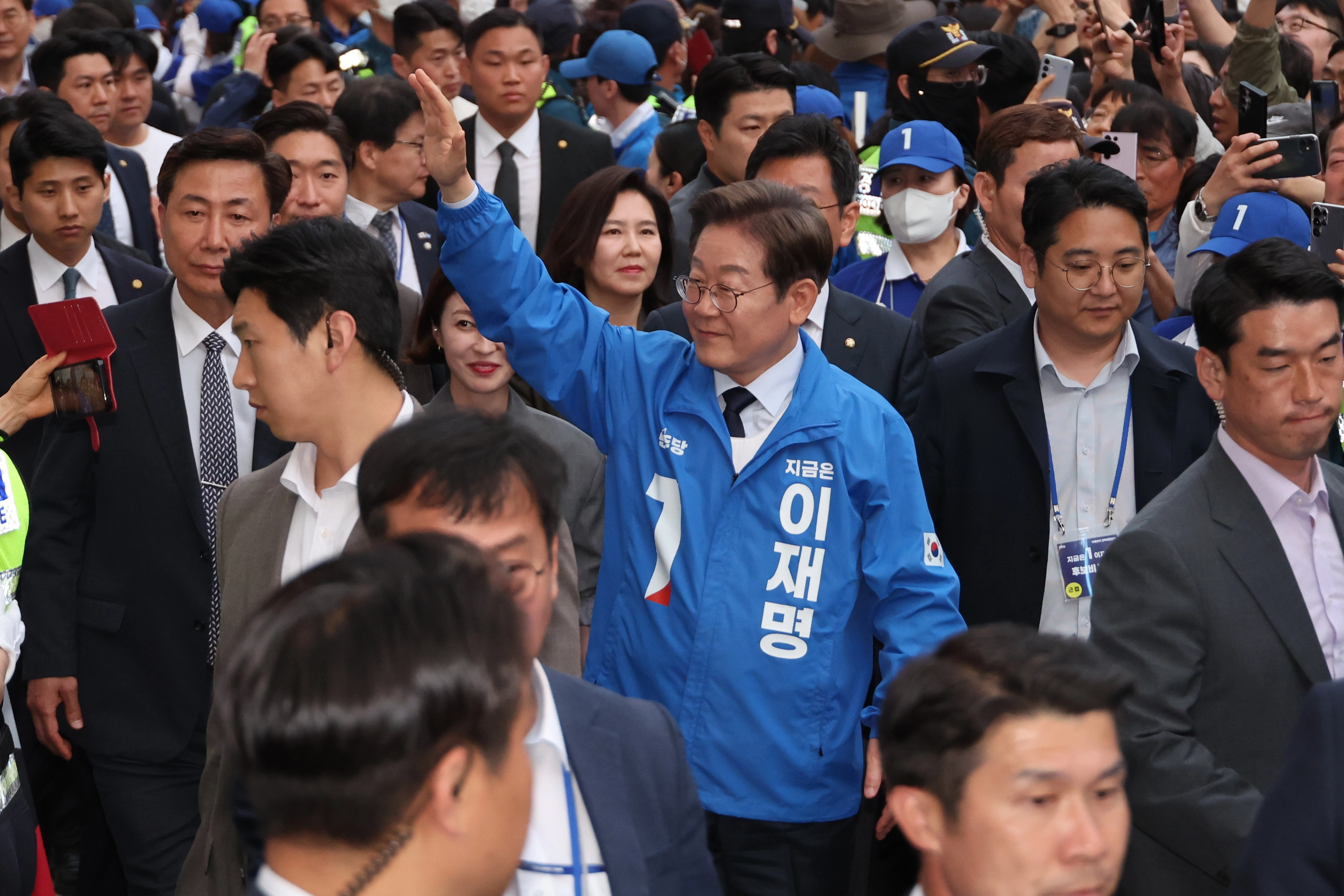 더불어민주당 이재명 대선 후보가 '보수의 텃밭'으로 불리는 대구·경북(TK) 지역 유세에 나선 13일 울산광역시 롯데백화점 울산점 광장에서 시민들에게 인사하고 있다. / 연합뉴스