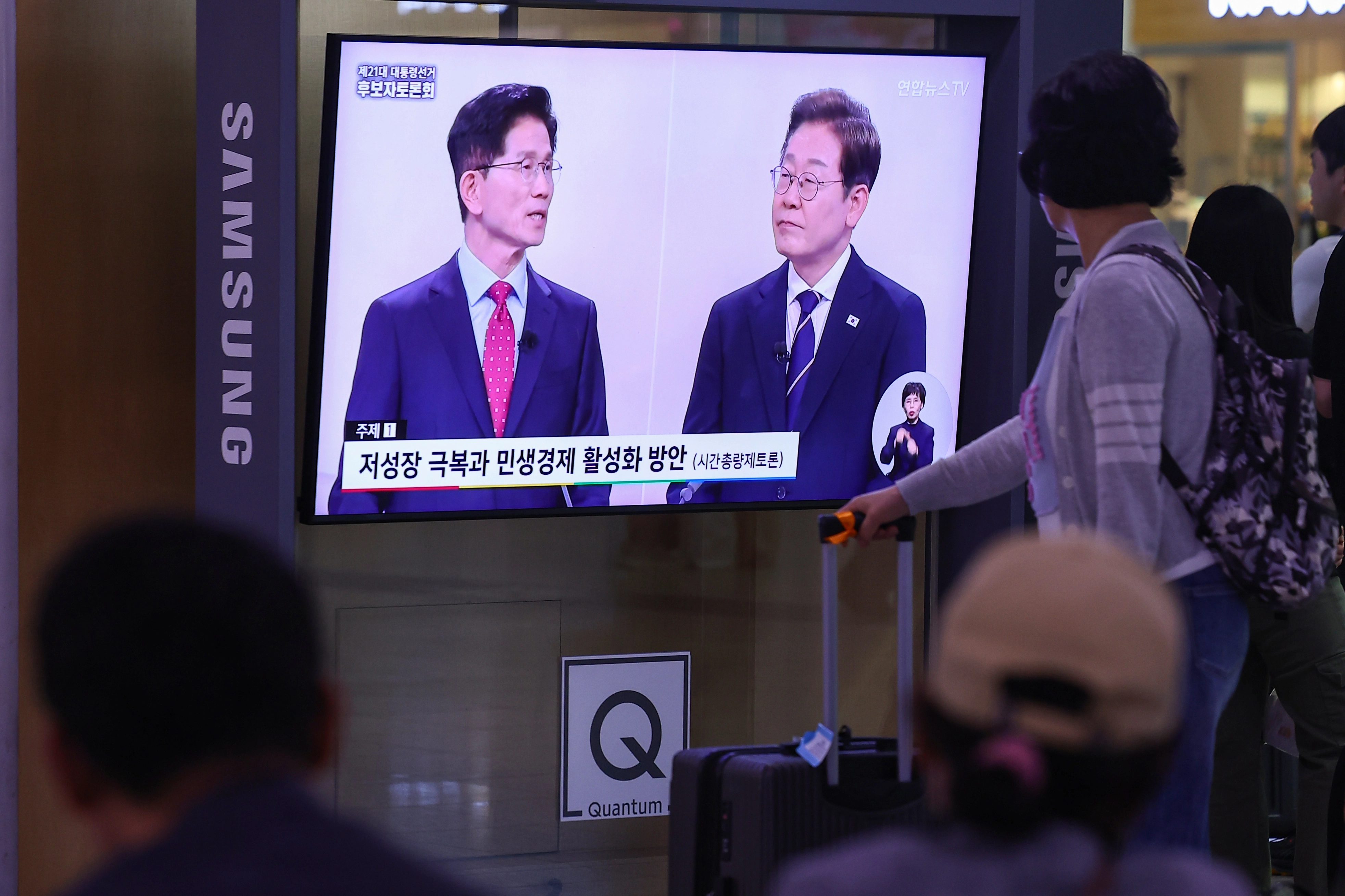 18일 서울역 대합실에서 시민들이 제21대 대선 1차 후보자 토론회 중계방송을 지켜보고 있다. / 연합뉴스
