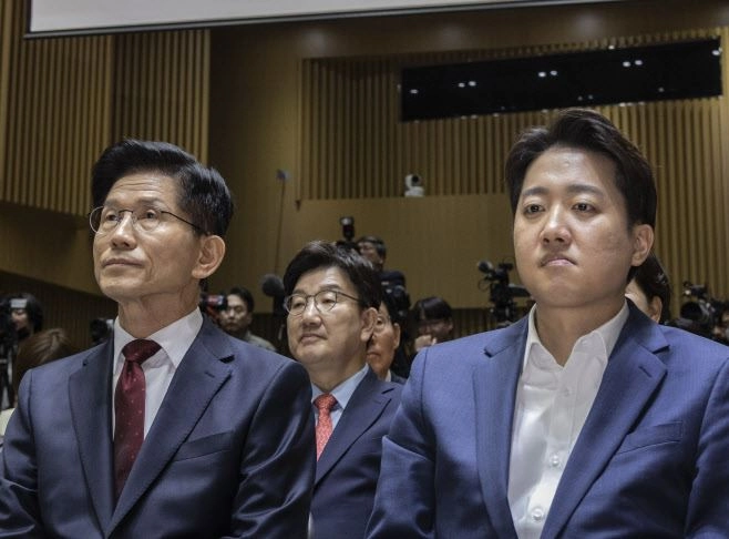 국민의힘 김문수 대선후보(왼쪽)와 개혁신당 이준석 대선후보가 19일 서울 중구 서울시청에서 열린 ‘약자와 동행하는 서울 토론회’에 참석해 나란히 앉아 있다. / 연합뉴스