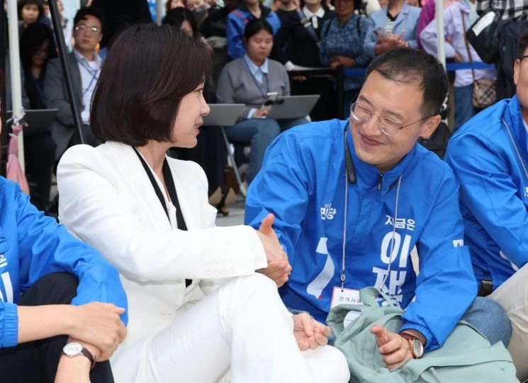 허은아 전 개혁신당 대표와 국민의힘을 탈당해 더불어민주당에 입당한 김상욱 의원이 19일 서울 영등포구 타임스퀘어에서 열린 더불어민주당 이재명 대선 후보 유세에서 악수하고 있다. / 연합뉴스